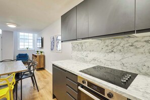 Fridge, oven, stovetop, cookware/dishes/utensils - Host & Stay | Apartment 7, Stanley Street (Liverpool)