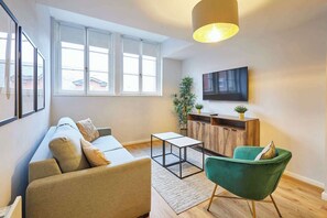TV, offices - Host & Stay | Apartment 9, Stanley Street (Liverpool)