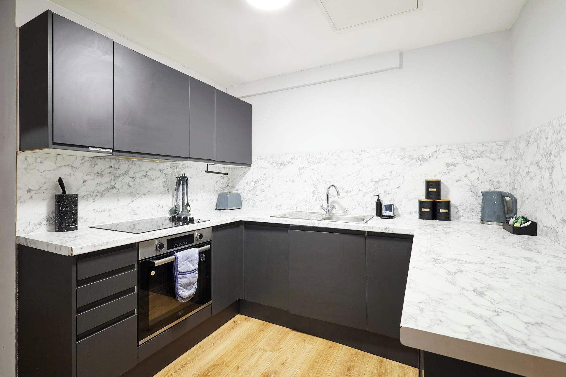 Fridge, oven, stovetop, cookware/dishes/utensils