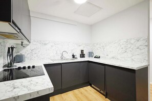 Kühlschrank, Ofen, Herdplatte, Kochgeschirr/Geschirr/Besteck