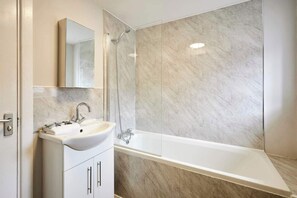 Shower, hair dryer, towels - Host & Stay | Apartment 11, Stanley Street (Liverpool)