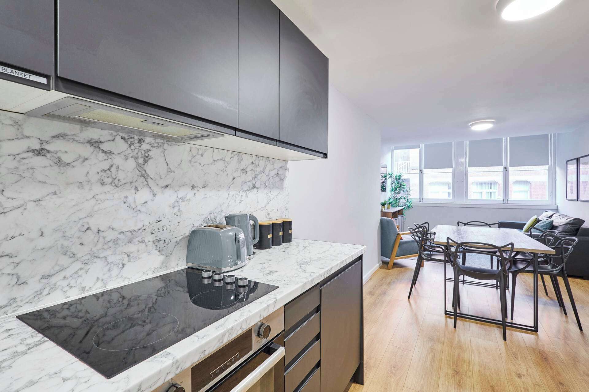 冷蔵庫、オーブン、コンロ、調理器具と食器