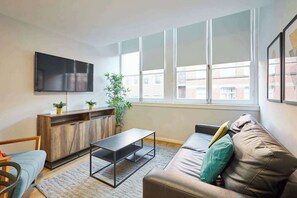 TV, offices - Host & Stay | Apartment 4, Stanley Street (Liverpool)