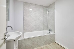 Shower, hair dryer, towels - Host & Stay | Apartment 10, Stanley Street (Liverpool)