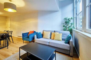 TV, offices - Host & Stay | Apartment 5, Stanley Street (Liverpool)