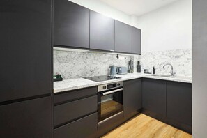 Fridge, oven, stovetop, cookware/dishes/utensils - Host & Stay | Apartment 3, Stanley Street (Liverpool)