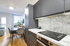 Fridge, oven, stovetop, cookware/dishes/utensils - Host & Stay | Apartment 3, Stanley Street (Liverpool)