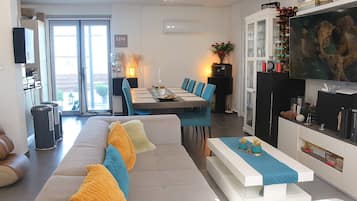 Shared Dormitory, 1 Bedroom, Smoking, Balcony | Living room