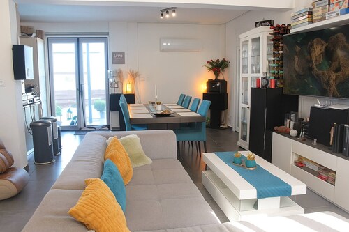 Room-comfy Room With sea View in Villa p