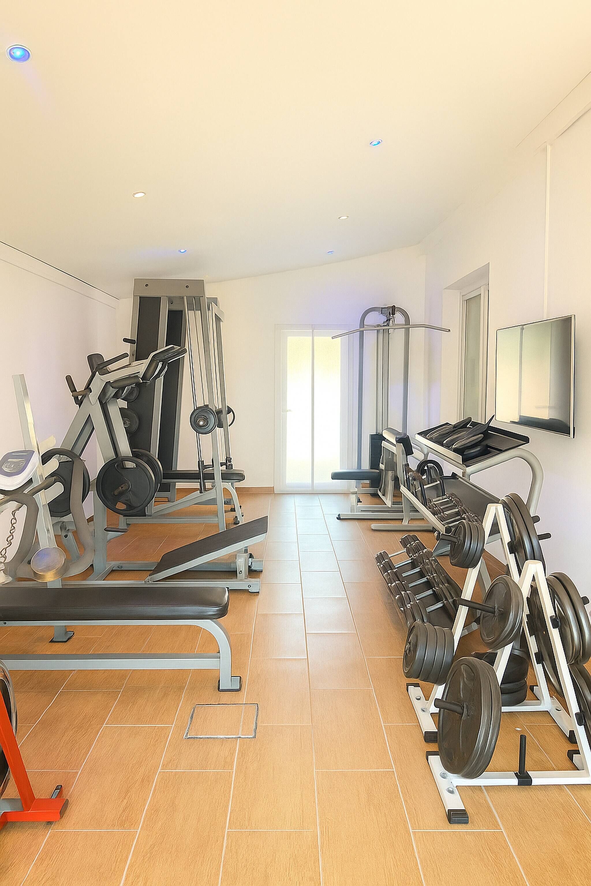 Shared Dormitory, 1 Bedroom, Smoking, Balcony | Fitness studio