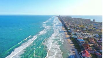 Chaises longues, serviettes de plage