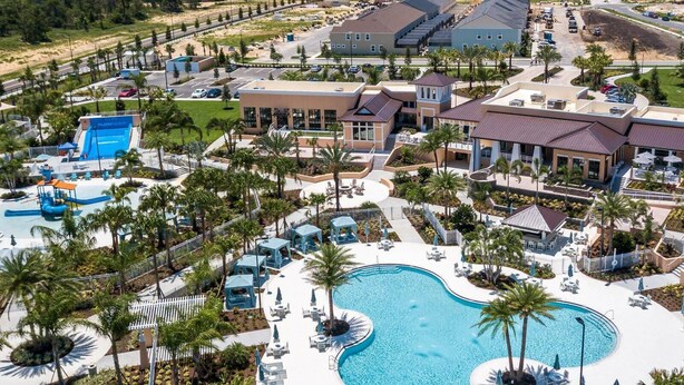 Ein Resort mit großem Pool, mehreren Gebäuden und einem Wasserpark.
