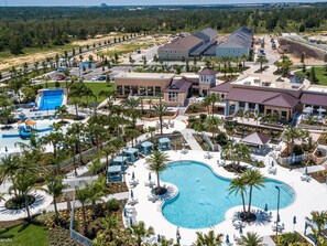 Ein Resort mit großem Pool, mehreren Gebäuden und einem Wasserpark.