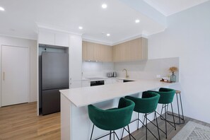 Fridge, microwave, oven, stovetop - Jefferson Cove Relaxed Poolside Escape by the Sea (Palm Beach)