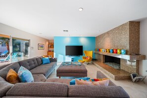 Smart TV y chimenea 
