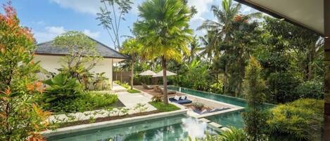 Una piscina al aire libre