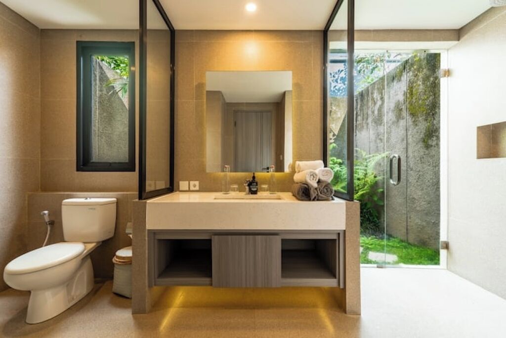 Shower, hair dryer, bidet, towels
