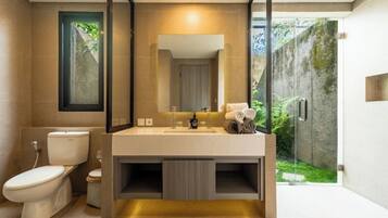 Shower, hair dryer, bidet, towels