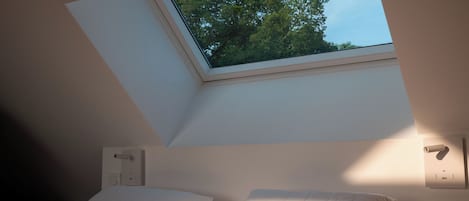 Een strijkplank/strijkijzer, wifi, beddengoed
