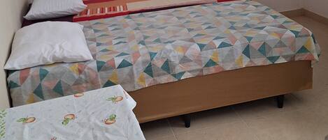 Iron/ironing board, Internet, bed sheets