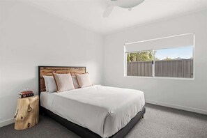 4 bedrooms, iron/ironing board, WiFi, bed sheets