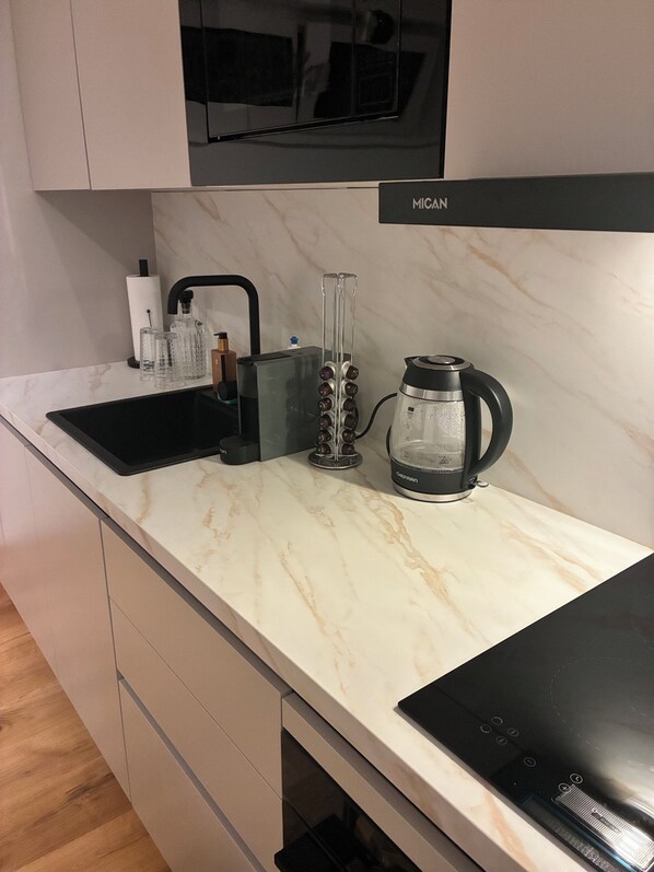 Fridge, microwave, oven, stovetop - Superior apartment - UNO City & Kaiserwasser (Vienna)