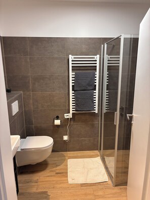 Dusche, Haartrockner, Handtücher, Seife