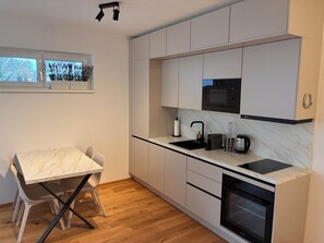 Kühlschrank, Mikrowelle, Ofen, Herdplatte