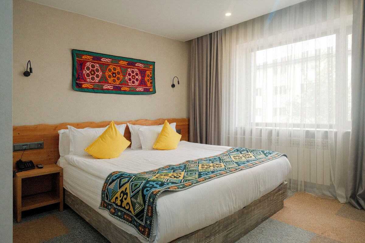 Habitación estándar doble, vistas a la ciudad | Caja fuerte, cortinas opacas, tabla de planchar con plancha