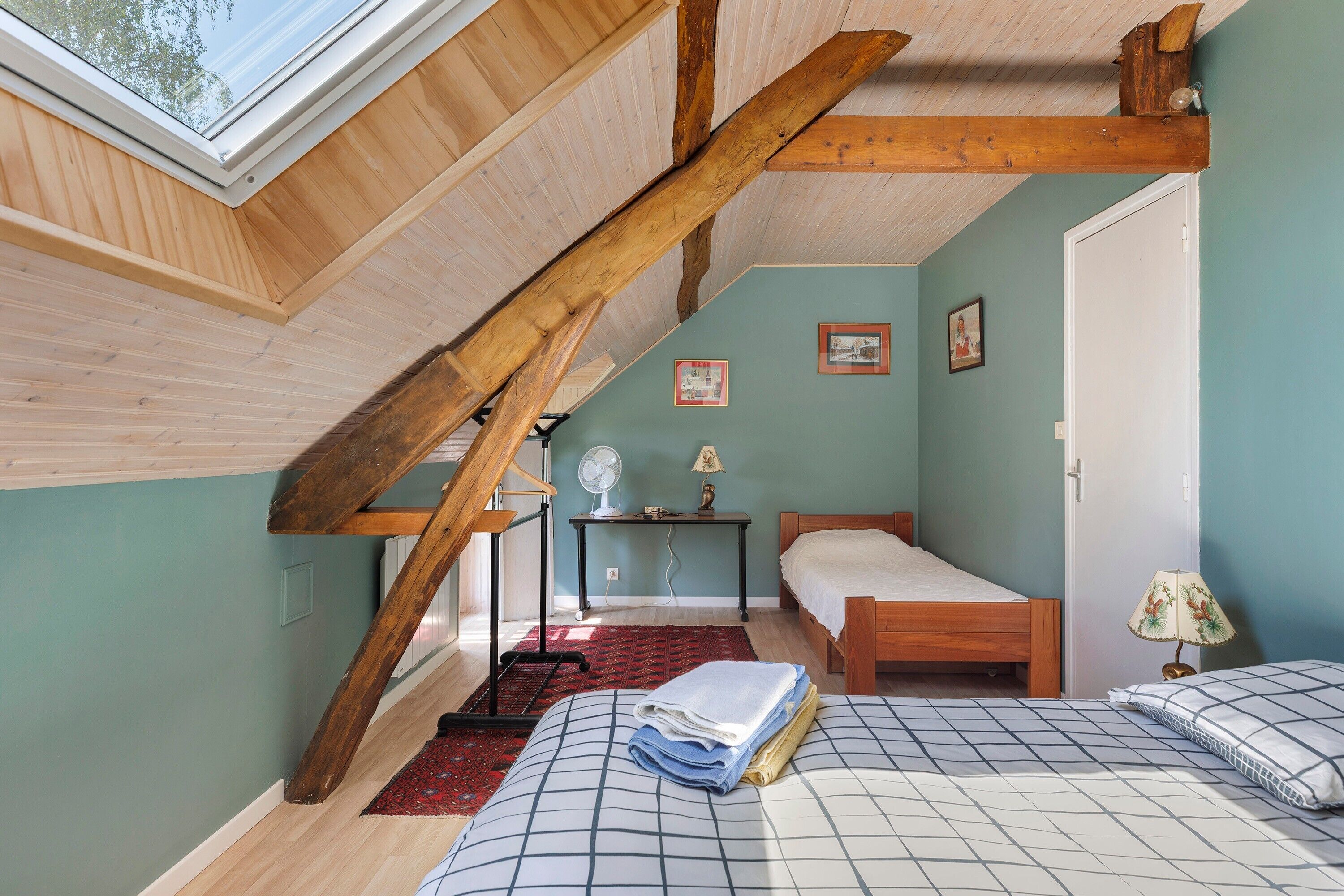 Desk, iron/ironing board, WiFi, bed sheets