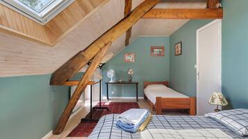 Desk, iron/ironing board, WiFi, bed sheets