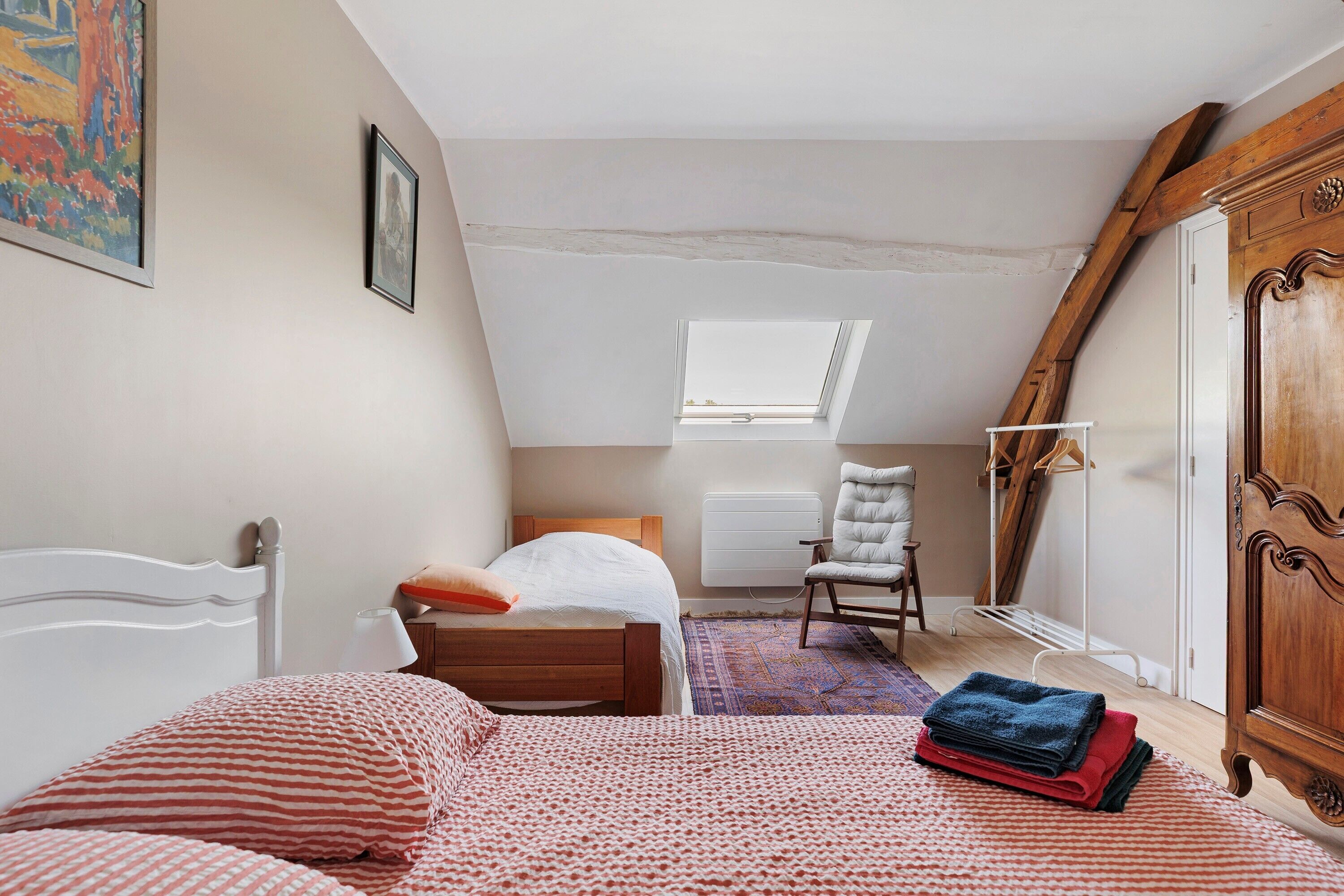 Desk, iron/ironing board, WiFi, bed sheets