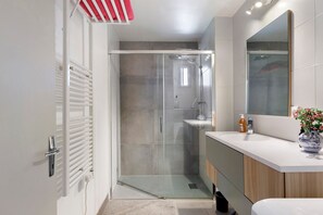 Regadera, amenidades de baño gratuitas, secadora de cabello, toallas 