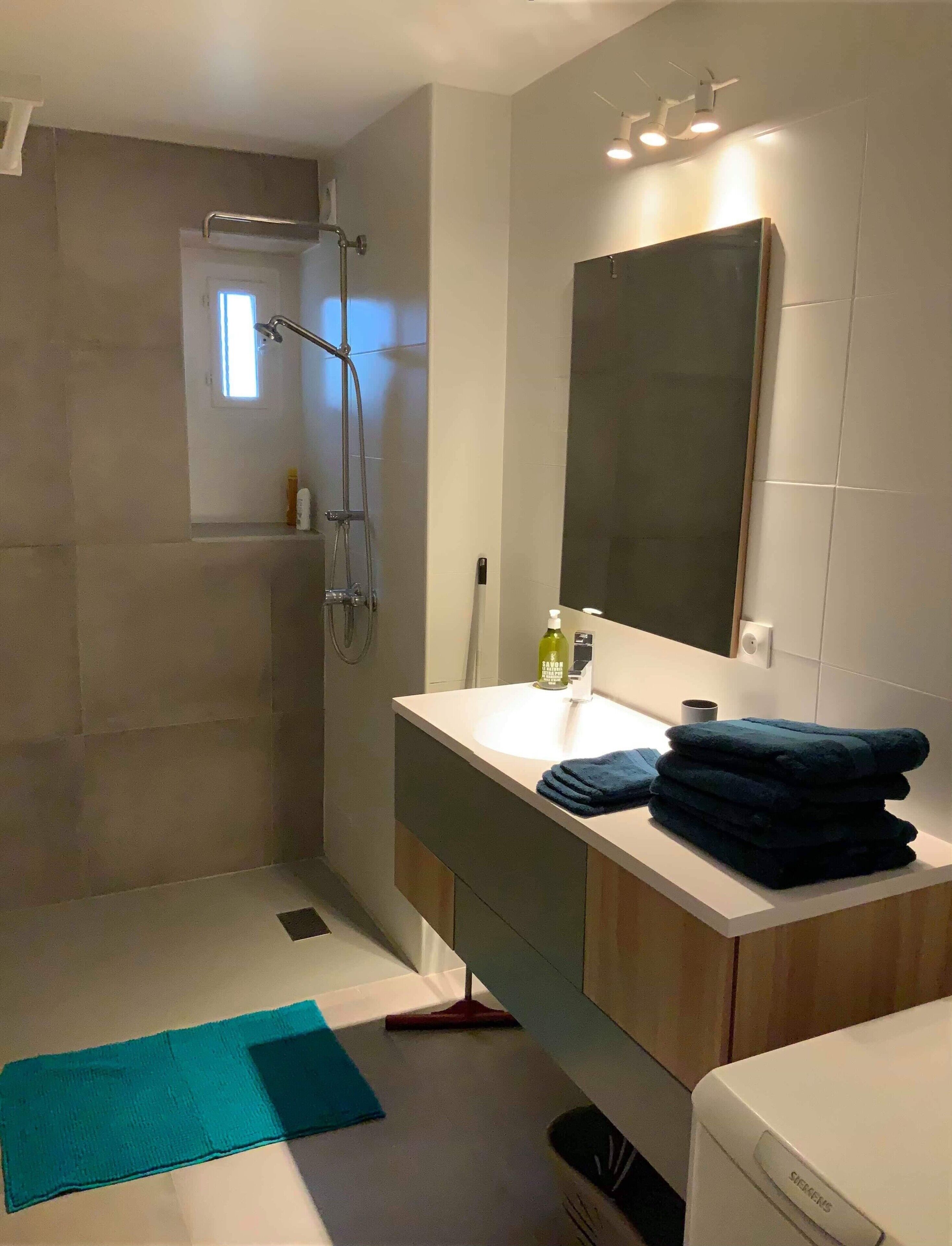 Ducha, artículos de tocador gratuitos, secador de pelo, toallas