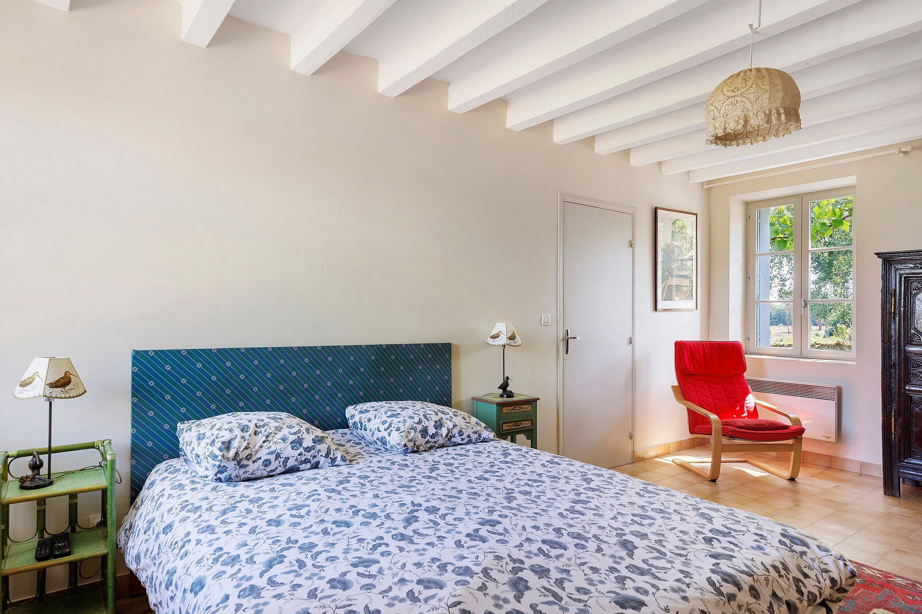 Escritorio, tabla de planchar con plancha, wifi y ropa de cama 