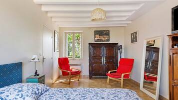 Desk, iron/ironing board, WiFi, bed sheets