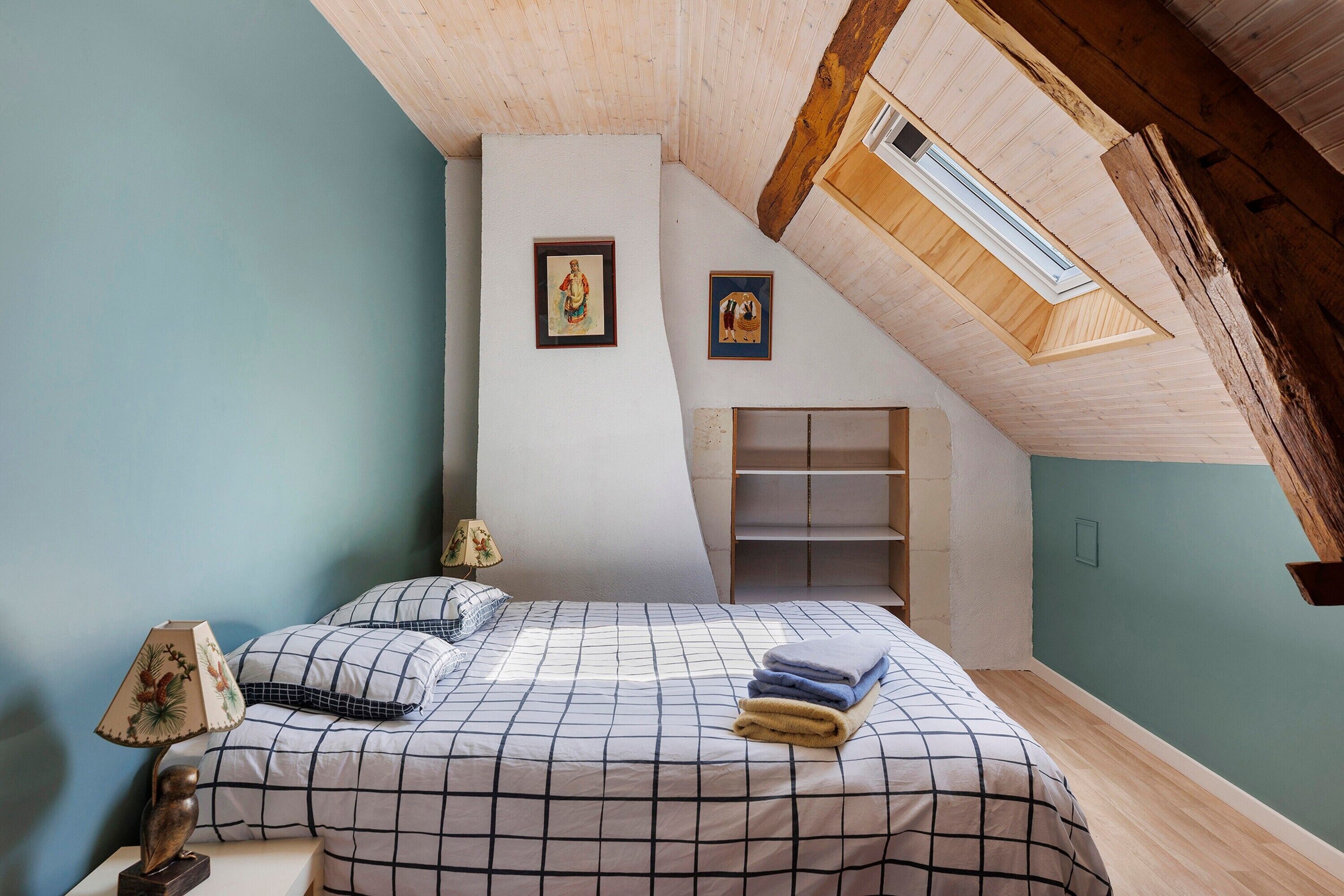 Desk, iron/ironing board, WiFi, bed sheets