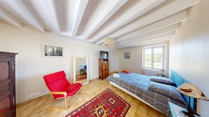 Skrivbord, strykjärn/strykbräda, wi-fi och sängkläder