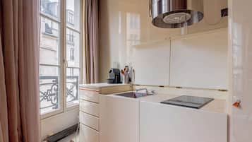 Geladeira, micro-ondas, cooktop, lava-louças