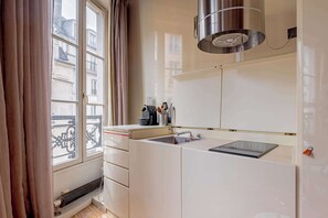 Fridge, microwave, stovetop, dishwasher - Concept Love Room Jardin Luxembourg (Paris)