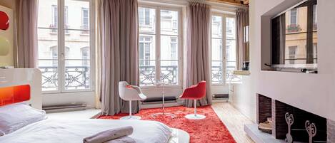 Een strijkplank/strijkijzer, wifi, beddengoed