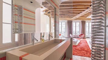 Chuveiro, secador de cabelo, toalhas de banho