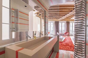 Shower, hair dryer, towels - Concept Love Room Jardin Luxembourg (Paris)