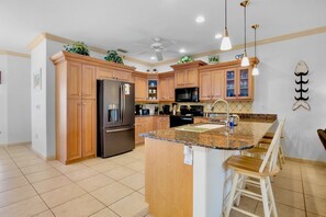 Coffee/tea maker, fridge, microwave, oven - Ilha Bella-Private pool in Holmes Beach (Holmes Beach)