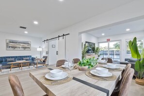 Dining - Casa Sunset Waterfront Stay (Wilton Manors)
