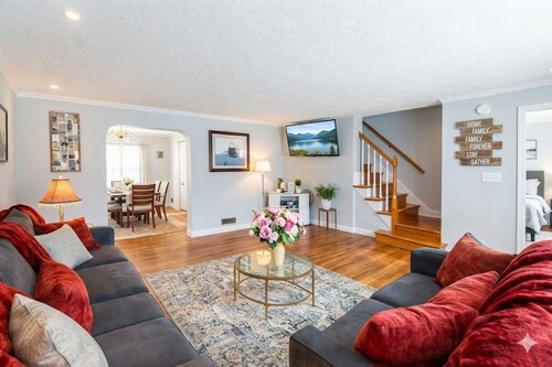 Chic Towson Townhome: 3BR, Bonus Suite, Deck, Free Parking - 15 Min to Baltimore
