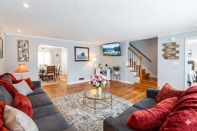 Chic Towson Townhome: 3BR, Bonus Suite, Deck, Free Parking - 15 Min to Baltimore