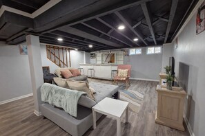 Smart TV - Chic Towson Townhome: 3BR, Bonus Suite, Deck, Free Parking - 15 Min to Baltimore (Towson)