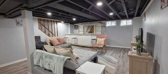 Chic Towson Townhome: 3BR, Bonus Suite, Deck, Free Parking - 15 Min to Baltimore