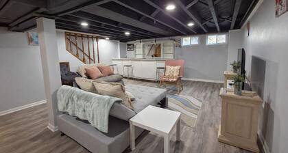 Chic Towson Townhome: 3BR, Bonus Suite, Deck, Free Parking - 15 Min to Baltimore